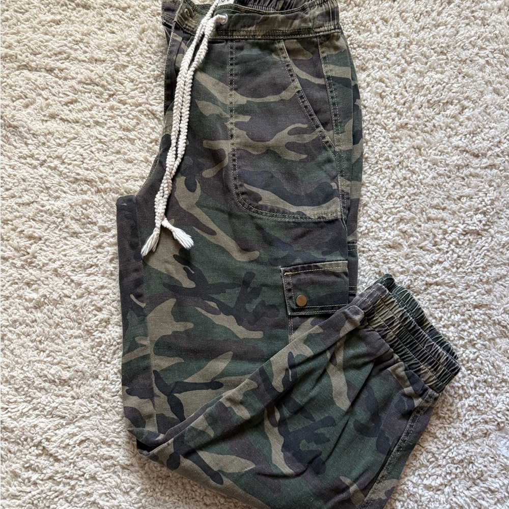 NWOT Women’s Camouflage Jogger Cargo Pants